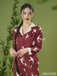 Bộ ngủ lụa nữ mặc ở nhà họa tiết chim yến đỏ tay dài quần dài Hồng Yến H1330