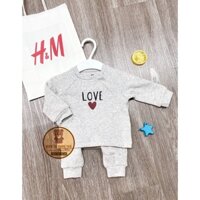 Bộ nỉ cài khuy chéo tim ghi H&M sz 0-9M