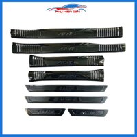 Bộ ốp bậc cửa trong ngoài nẹp bước chân Altis 2014-2015-2016-2017-2018-2019-2020-2021 vân Titan chống trầy trang trí xe - Cả Bộ
