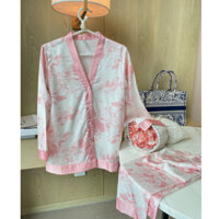 Bộ pijama lụa mịn tô châu tay dài thiết kế cổ V họa tiết hồng size M