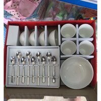 Bộ quà tặng 18 món của vinamilk .