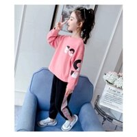 Bộ quần áo thu đông cho bé gái.