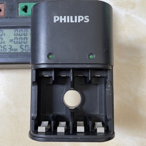 Bộ sạc 4 pin AA, AAA Philips NiMH SCB1411NB/12