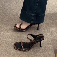 [Bộ sưu tập 1.100.000 người] Giày cao gót cao gót in họa tiết da báo Pháp Giày nữ mặc ngoài 2024 Phong cách mới Giày sandal / Hạt 252.23