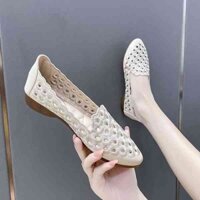 Bò Tendon Mềm Giày Đậu Hà Lan Thêu Màu Đỏ Rỗng Nhỏ Giày Đơn Giày Nêm Nữ Phong Cách Mới Mẹ Giày Slip-On Mùa Hè