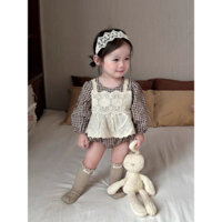 Body kẻ nâu dài tay phối yếm váy ren phong cách Hàn Quốc thời trang thu đông dành cho bé gái