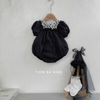 Body suit liền thân cổ bèo ren hoa nổi Tiệm Su Kids