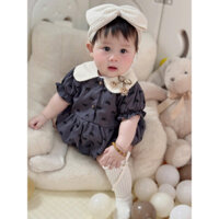 Bodysuit cộc tay phối cổ sen trắng tạo điểm nhấn cho bé yêu,mềm mại,mát mẻ.