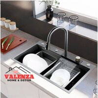 Bồn chậu rửa chén bát 1 hố lớn nano đen Valenza kèm vòi liền thác nước  vòi rút dây 3 chế độ, 2 khay phụ inox, thớt gỗ, bộ xả to-Hàng chính hãng