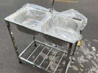 Bồn rửa chén 2 ngăn lớn có chân Inox giá rẻ ở Quận 3 Tphcm