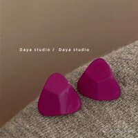 Bông tai hình tam giác sơn mài cao cấp Pháp, bột mousse mâm xôi, sáng bóng, thiết kế tinh tế, bông tai đinh tán thanh lịch