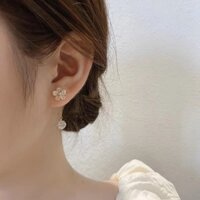 Bông tai nữ hình hoa đính đá lấp lánh sáng bừng khuôn mặt