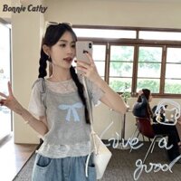 Bonnie Cathy Áo thun ngắn tay phong cách đại học ngọt ngào với vòng cổ ngọc trai và bộ váy Denim