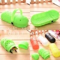 bóp viết silicone hình đôi dép sục cá sấu dễ thương (dvt: 1 cái)