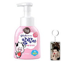 Bọt rửa tay diệt khuẩn Showermate Strawberry Milk 300ml tặng móc khóa - Hương sữa dâu