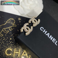 {Boutique Ready Stock} Bông tai kim loại CC Double C Letter Diamond Pearl dát vàng trang trí bằng đồng thau mạ vàng có tem thép Hàn Quốc 2024 Phong cách mới Retro không phai Bông tai nữ kim bạc 925 A1243