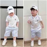 BT332-Bộ áo polo trắng viền xanh thêu gấu mix quần thô sọc nhỏ xanh nhạt