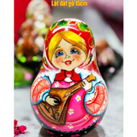 BÚP BÊ LẬT ĐẬT NGA BẰNG GỖ CAO 15CM "EM BÉ CHƠI ĐÀN BALALAIKA" QUÀ LƯU NIỆM NGA CỰC DỄ THƯƠNG