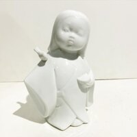 Búp bê sứ trắng truyền thống Nhật Bản mặc kimono có chú chim đậu trên vai