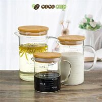 Ca đong/ cốc thuỷ tinh chịu nhiệt vạch chia định lượng có quai cầm, nắp gỗ dùng pha chế cà phê, làm bánh - Coco Cup