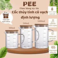 Ca đong/ cốc thuỷ tinh chịu nhiệt vạch chia định lượng có quai cầm, nắp gỗ dùng pha chế cà phê, làm bánh P056 - Pee