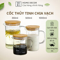 Ca đong/ cốc thuỷ tinh chịu nhiệt vạch chia định lượng có quai cầm, nắp gỗ dùng pha chế cà phê, làm bánh - Hibihomedecor
