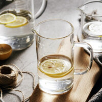 Ca lường, ly đong thủy tinh có quai 500ml nắp tre - SAPATA