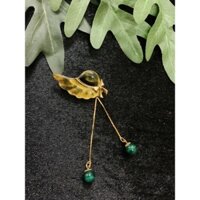 Cài áo chiếc nón đính 2 viên đá lông công