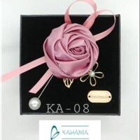 Cài áo hoa hồng lụa satin đính lá mạ kim (kèm hộp nhung sang trọng)