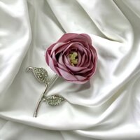 Cài áo hoa lụa hồng cánh bạc 421