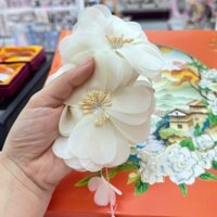 Cài áo hoa lụa Kem rũ 608