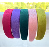 Cài lụa(bờm lụa) phối cùng áo dài siêu xinh Handmade by Chang(hình shop chụp)