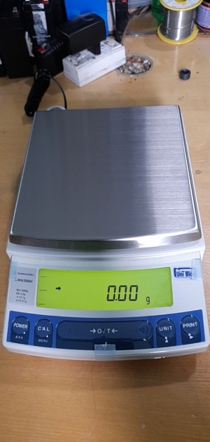 Cân phân tích Shimadzu UW 6200H