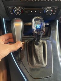Cần số pha lê xe BMW seri 3 X1 X2 X3 đèn led ánh sáng màu logo siêu đẹp bản to có nút bấm vào số trượt dọc thay núm tay nắm cần số ô tô cao cấp