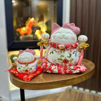 Cặp Mèo Thần Tài màu hồng, đem lại may mắn, ý nghĩa hạnh phúc. Mèo tiết kiệm có lỗ nhét tiền.