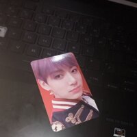 card bo góc Kook BTS nền đỏ