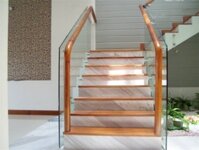 Cầu thang kính cường lực tay vịn gỗ Sồi - Giá rẻ