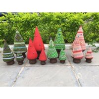 Cây thông Noel làm từ vải tái chế từ trang phục của người dân tộc Hmong và Thái