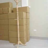 Cây treo đồ bằng gỗ thân nhỏ màu nhạt.