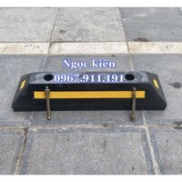 chặn bánh xe  dài 560mm có phản quang kèm đinh vít tắc kê