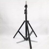 Chân canh học cắt tóc