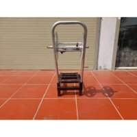 Chân đế máy rửa xe có bánh xe rulo cuốn dây điện, ống nước