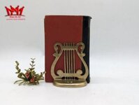Chặn sách hình chiếc đàn được làm bằng đồng.