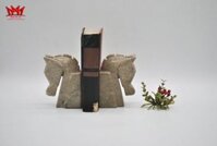 Chặn sách hình đầu ngựa được làm bằng đá.