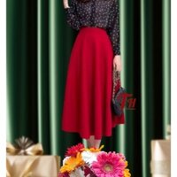chân váy dài 75 cm dáng xòe dài, màu đỏ, chất liệu vải tuyết mưa dày dặn co giãn nhẹ.