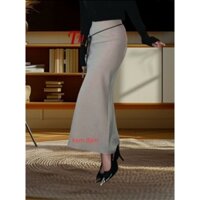 Chân váy dài màu kem đậm, thiết kế kiểu đuôi cá xòe nhẹ, dễ mặc dễ kết hợp áo