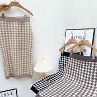Chân váy len dày dài qua gối kẻ