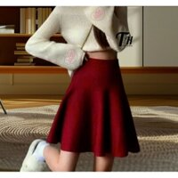 Chân váy ngắn, chất liệu nhung mịn màu đỏ dáng xòe rộng rãi, mặc thoải mái.