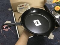 CHẢO STAUB 26 CM MÀU ĐEN có tay cầm cách nhiệt, dễ cầm nắm và dễ dàng chùi rửa. Miệng rót 2 bên vừa tiện vừa yêu
