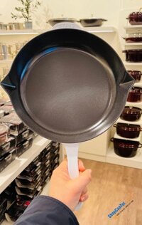 CHẢO STAUB 26 CM MÀU TRẮNG 2 miệng rót đẹp ngất ngây